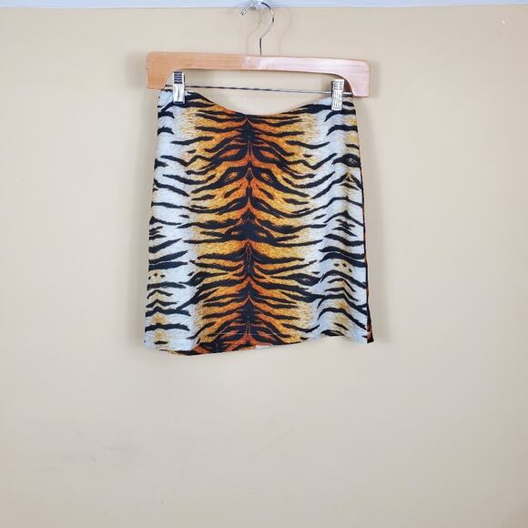 Charlie Holiday Genesis Skirt in Animal Print - Picture 3 of 11